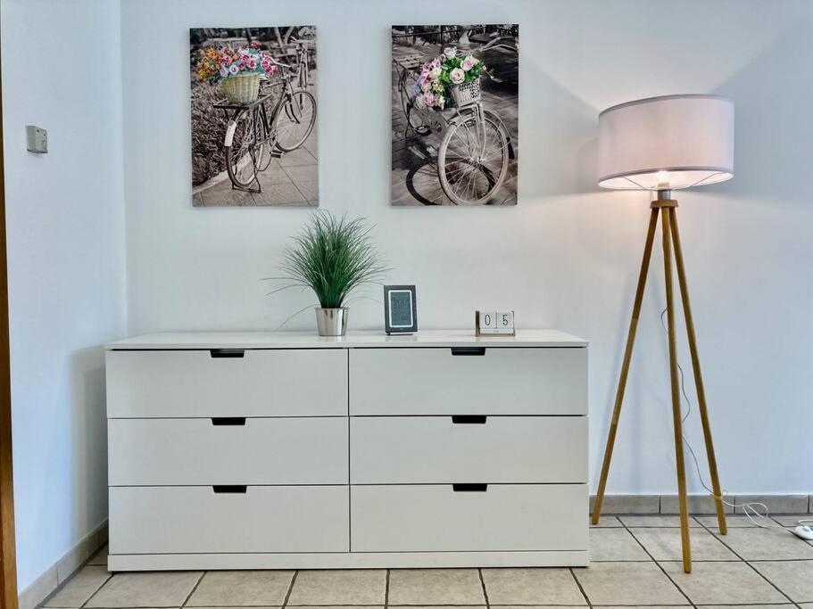 Helle Wohnung Mit Wintergarten - Nahe Ruhrgebiet Und Freizeitpark Movie Park Bottrop Bagian luar foto