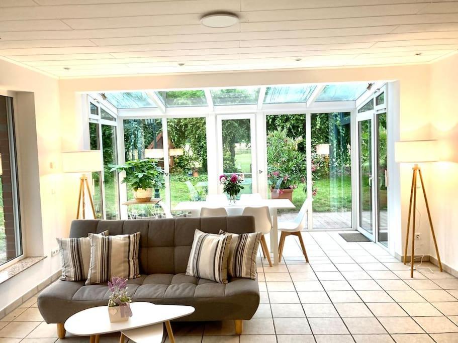 Helle Wohnung Mit Wintergarten - Nahe Ruhrgebiet Und Freizeitpark Movie Park Bottrop Bagian luar foto