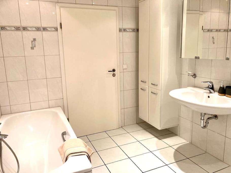 Helle Wohnung Mit Wintergarten - Nahe Ruhrgebiet Und Freizeitpark Movie Park Bottrop Bagian luar foto