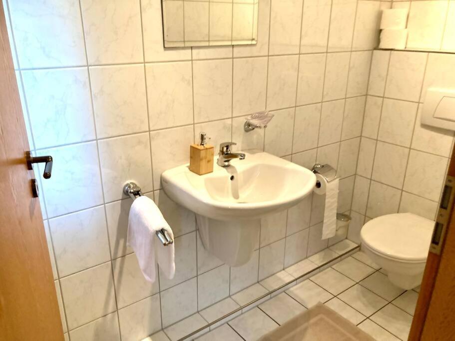 Helle Wohnung Mit Wintergarten - Nahe Ruhrgebiet Und Freizeitpark Movie Park Bottrop Bagian luar foto